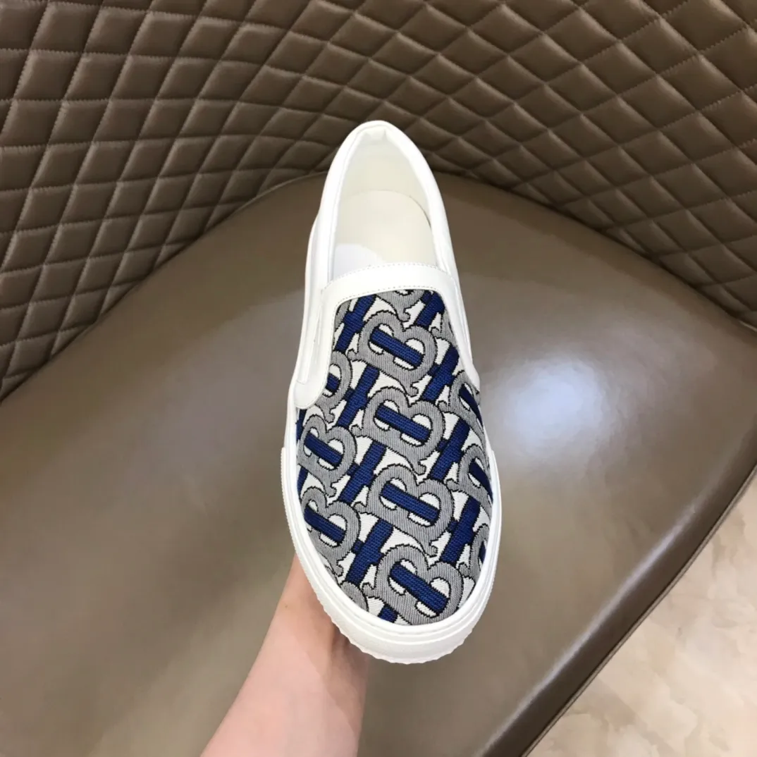 ◾️▫️P340. B's new spring and summer product, men's classic low-cut slip-on sneakers, are made of classic retro B's printed canvas material, spliced ​​with layered calfskin, and decorated with a new brand logo. First-layer cowhide lining, embossed Burberry logo on the heel, and original TPU outsole!   Size: 38-45